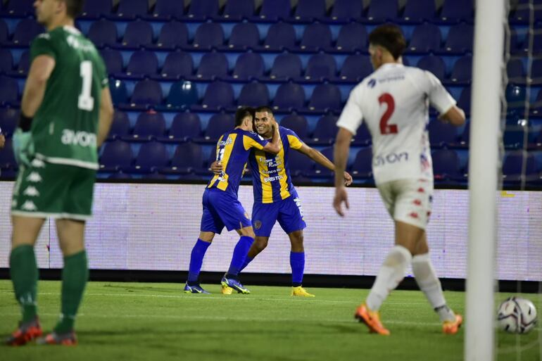 Sergio Fretes (i) y Marcelo Pérez (d), autor del gol, celebrando el tanto del Sportivo Luqueño ante Nacional.