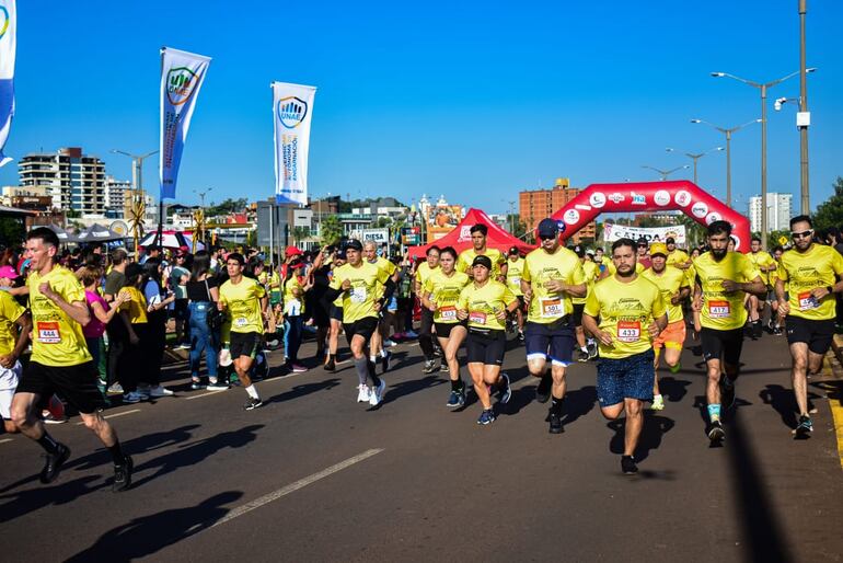 El clima fresco de la jornada del sábado se prestó para la competencia deportiva. Personas de todas las edades se sumaron a la 24 edición de la “Correcaminata solidaria”, el pasado sábado.