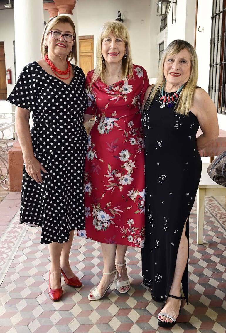 Carmen Cáceres, Leni Pane y María Eugenia Yegros.