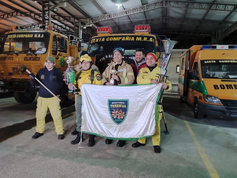 Bomberos de Mariano Roque Alonso triunfan en Competencia Nacional de Bomberos Forestales