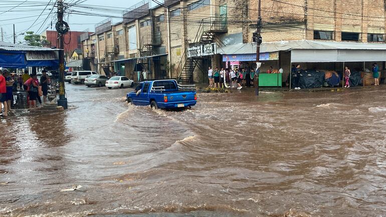 Una camioneta cruzó el agua pese al peligro de la inundación en Luque.