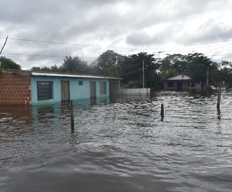 Viviendas bajo agua en Ayolas, donde la riada avanza.