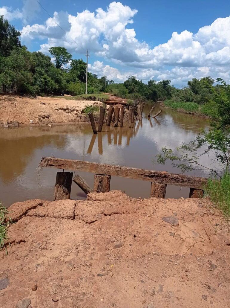 Lugar donde estaba la pasarela de madera sobre el río Tebicuary.