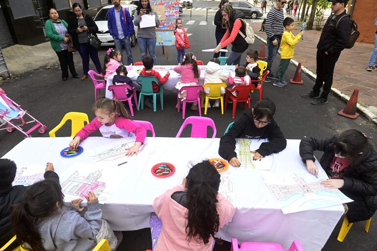 Los niños tomaron las crayolas para pintar dibujos basados en cuadros de Michael Burt.