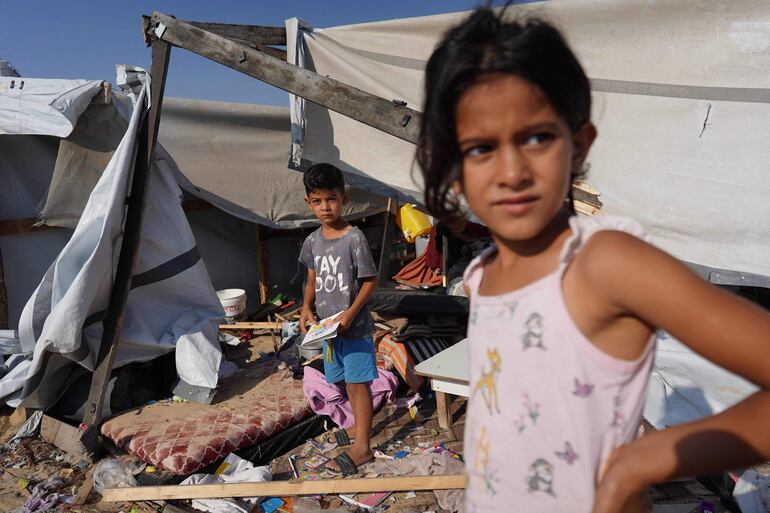 Niños palestinos en el campo de refugiados de Mawassi, en Jan Yunis, este miércoles.