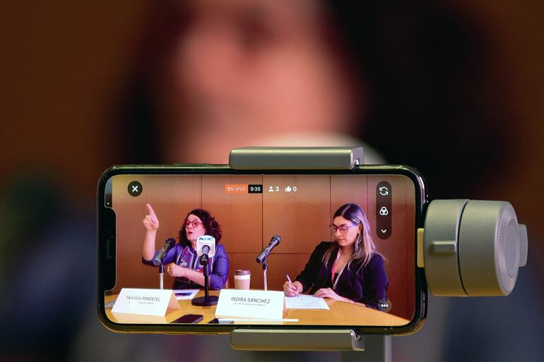 Fotografía de la pantalla de un celular, donde se observa a la directora general del Museo de Arte Contemporáneo (Marco), Taiyana Pimentel (izquierda) y la Gerente de Educación Indira Sánchez (derecha) durante una conferencia de prensa en la ciudad de Monterrey (México). Con una retrospectiva del arquitecto y diseñador, Eduardo Terrazas, así como la presentación de artistas como Pato Machete, Nota Culichi, Nortec y Gil Cerezo, entre otras actividades, el Museo de Arte Contemporáneo de Monterrey (Marco) celebra su 33 aniversario de fundación.