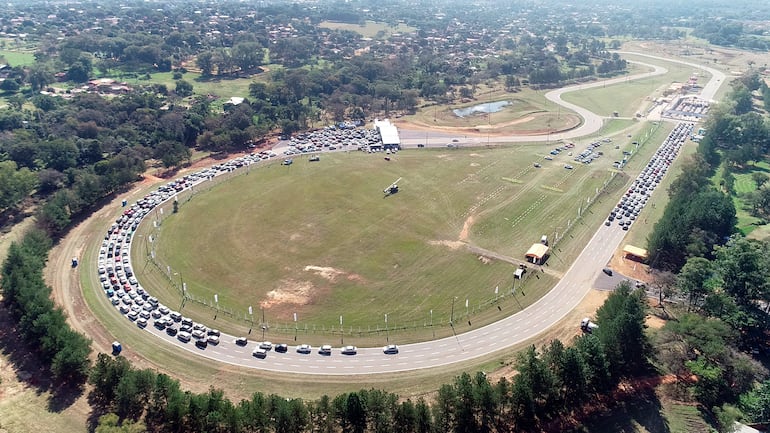 Imagen de archivo y referencia: una imagen captada por el drone de ABC Color durante la vacunación masiva en el autódromo Rubén Dumot. 