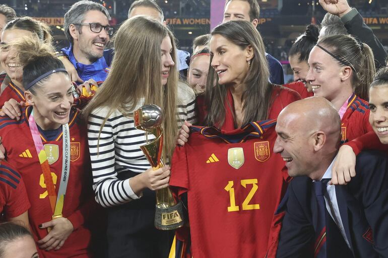 La reina Letizia y la infanta Sofía, acompañadas por el presidente de la Federación Española de Fútbol, Luis Rubiales, durante las celebraciones de la selección española femenina de fútbol tras imponerse a Inglaterra en la final del Mundial de Fútbol femenino en el Accor Stadium en Sídney, Australia (EFE/José Jiménez)
