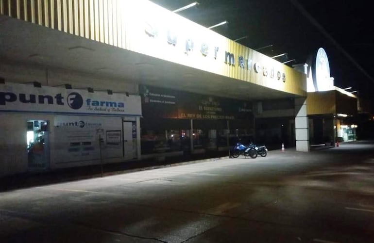 Los asaltantes intentaron ingresar al estacionamiento del supermercado, pero fueron repelidos a tiros.