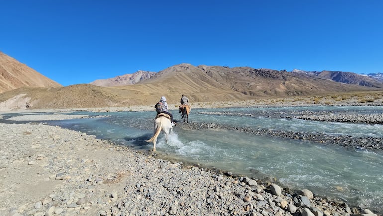 Cruce a caballo del Río Atuel.