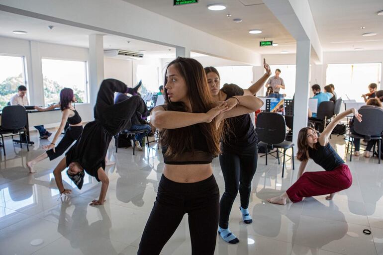 Bailarines de Bellas Artes y músicos de la Osic durante los ensayos de la obra "Hilabahilar", que se presentará en el Mbiguá.