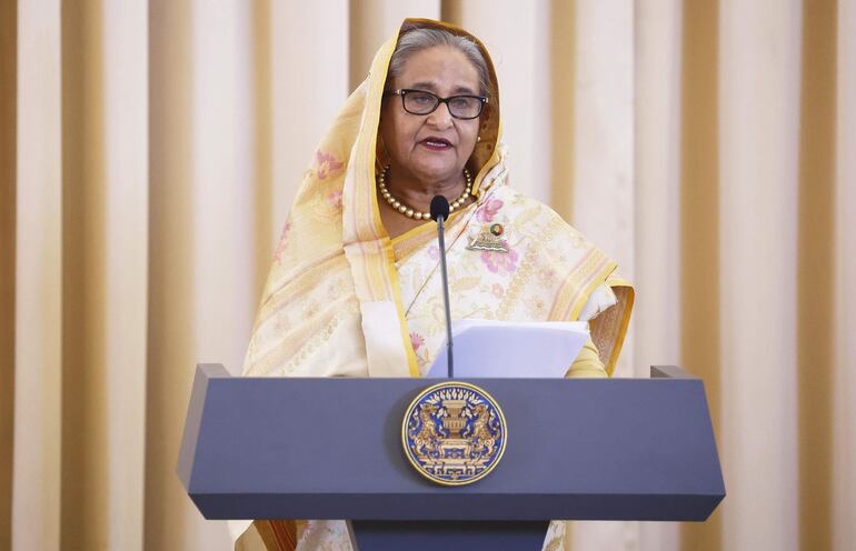 La primera ministra de Bangladesh, Sheikh Hasina, pronuncia una declaración conjunta en la Casa de Gobierno de Bangkok, Tailandia. La primera ministra de Bangladés, Sheikh Hasina, aterrizó este lunes en un aeropuerto de la India tras verse obligada a huir del país y dimitir en el cargo, después de varias semanas de violencia en las calles durante las protestas estudiantiles que han causado más de 300 muertos.