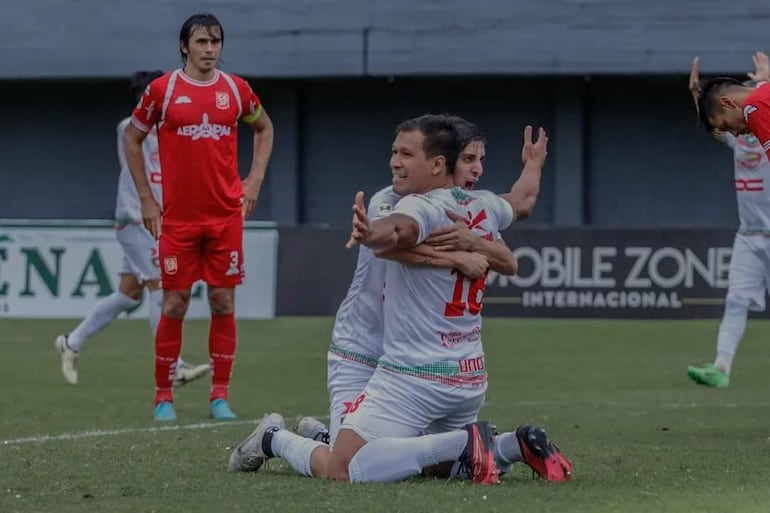 Festejo entre  Juan Roa y Maximiliano Rolón ante el lamento de Éver González. (Foto: Atlético Tembetary)