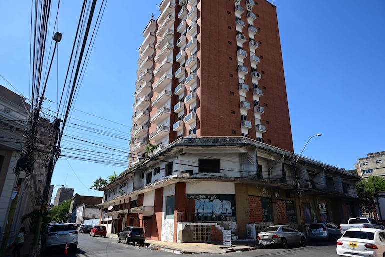 El edificio Excélsior tiene departamentos con 10 pisos, más dos plantas bajas, un estacionamiento y terraza con piscina.