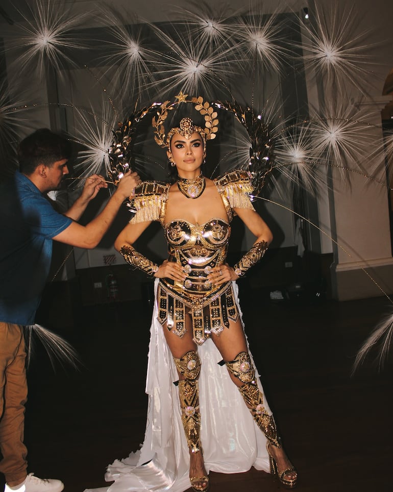 Naomi Méndez con su imponente traje alegórico "Las Residentas". (Instagram/Naomi Méndez)