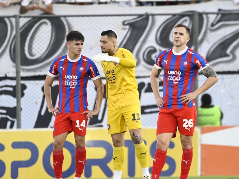 Los jugadores de Cerro Porteño lamentan un gol de Olimpia en el superclásico del fútbol paraguayo por la fecha 17 del torneo Clausura 2024 en el estadio Defensores del Chaco, en Asunción, Paraguay.