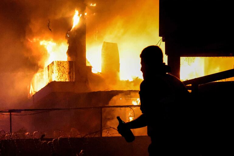 Protestas en el Líbano frente a la embajada de Estados Unidos en Beirut, tras el ataque sufrido por  un hospital en Gaza en el que murieron cientos de civiles. Reportaron incendios e incidentes. (AFP)