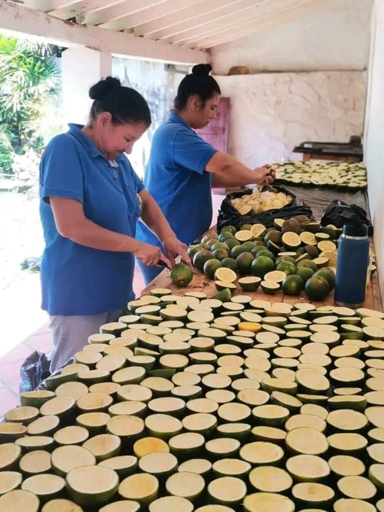 Funcionarios municipales y voluntarios de Yaguarón preparan los candiles para usan en el vía crucis el Jueves Santo.