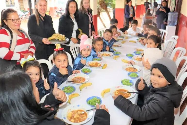 Un total de 476 escolares del sector rural ya están recibiendo desde ayer su plato de comida.