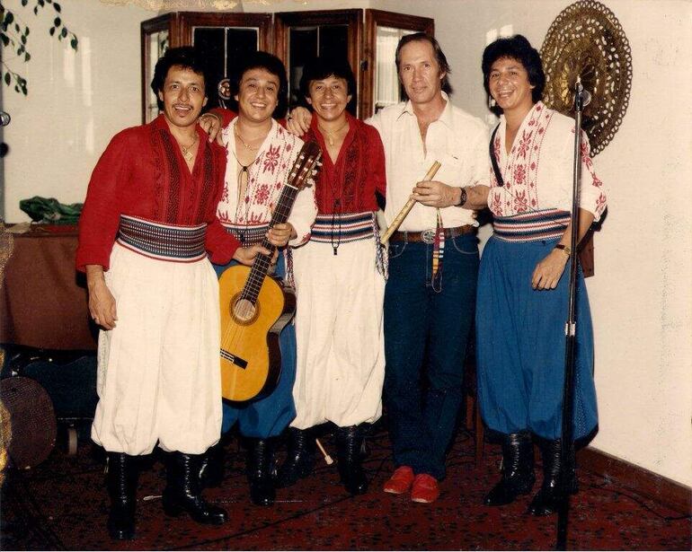 Los Gómez con el recordado actor David Carradine.