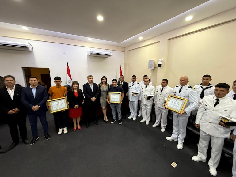 La Junta Departamental de Ñeembucú se rindió homenaje a la Armada Paraguaya - Prefectura General Naval Zona Pilar, así como a dos destacados pilotos locales de motocross y velocross: Aldo Aníbal Sánchez Báez y Bryan Alexander Vázquez Ríos.