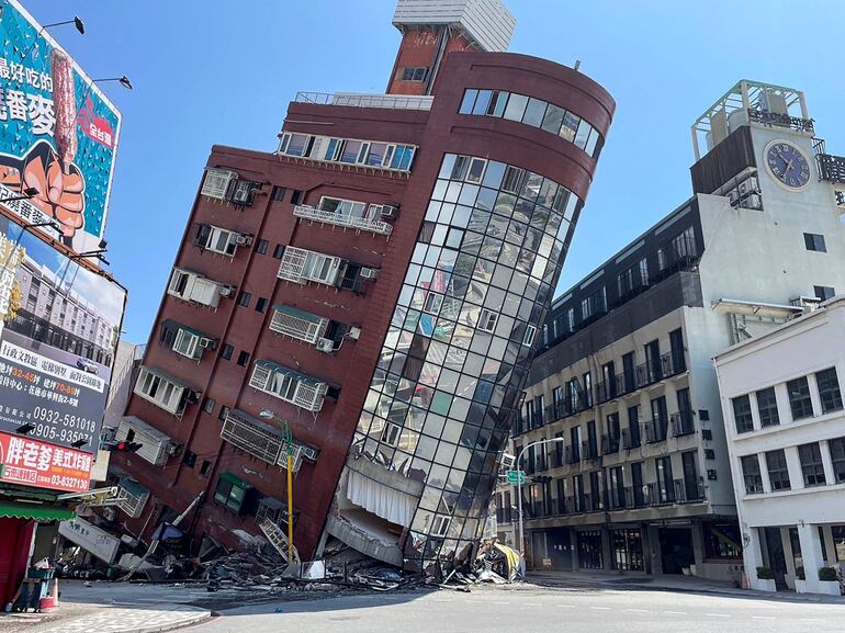 Esta foto tomada por la Agencia Central de Noticias de Taiwán (CNA) muestra un edificio dañado en Hualien, después de que un gran terremoto azotara el este de Taiwán.