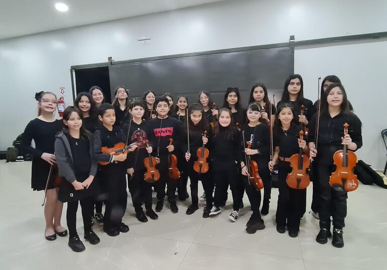 Las niñas y niños de la Orquesta de Barrio Obrero antes de subir a un escenario.