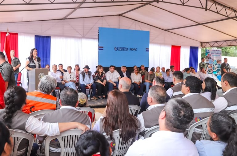 Claudia Centurión anunció la adjudicación de obras cloacales para cuatro ciudades durante su visita al departamento de Concepción.