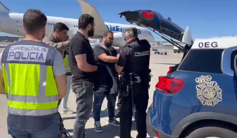 El momento de la entrega de los italianos a las autoridades de España, el pasado 15 de julio.