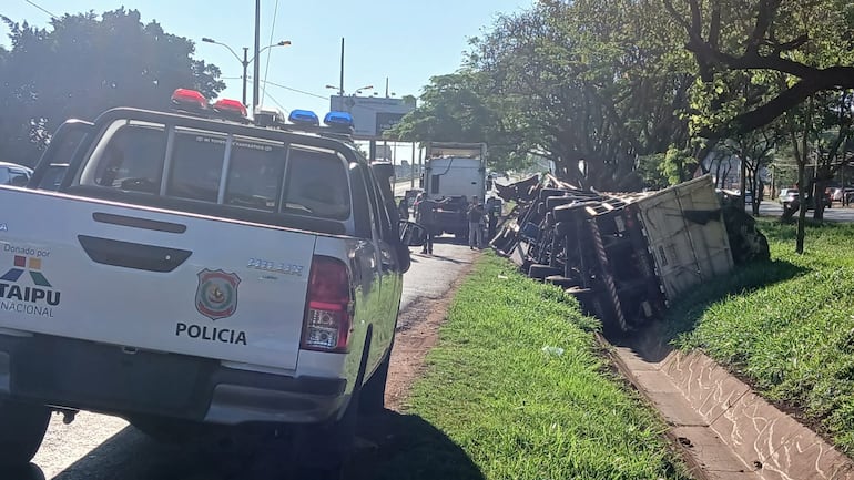 El semirremolque cargado volcó al costado de la Ruta PY02.