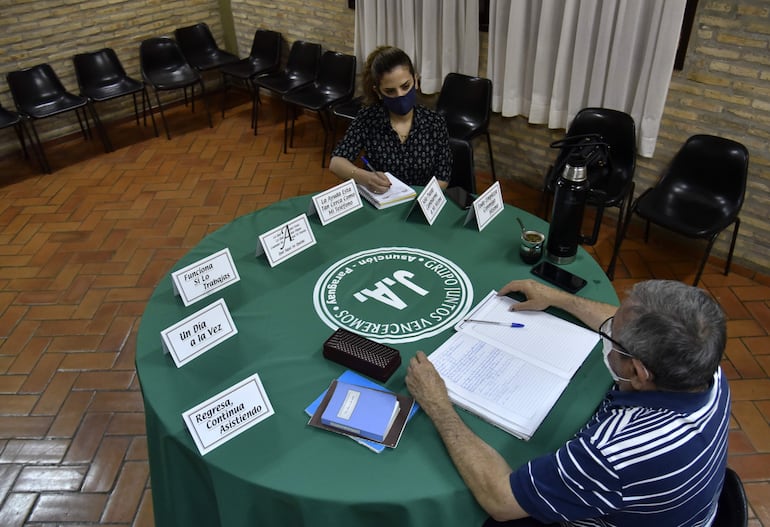 El grupo de jugadores anónimos se reúnen dos días a la semana, los martes con los familiares y viernes, sólo los jugadores, en los salones de la Parroquia San Rafael. 