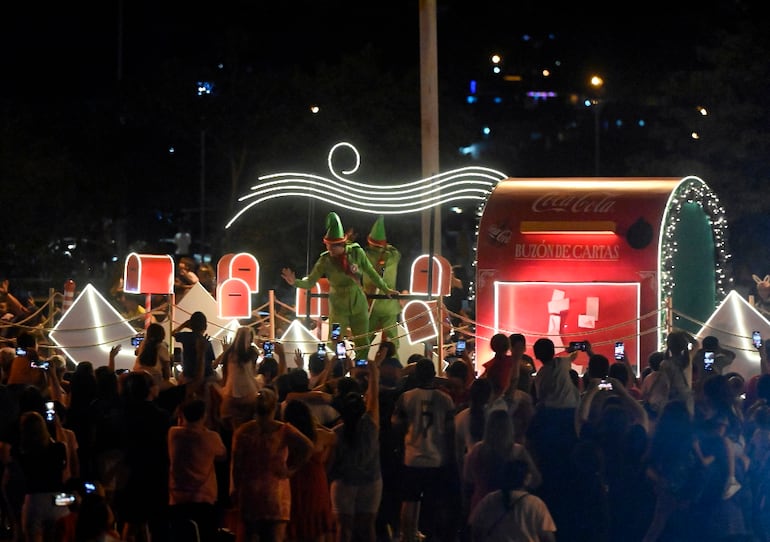 Cientos de familias participaron de la  caravana de Coca-Cola en la Costanera de Asunción.