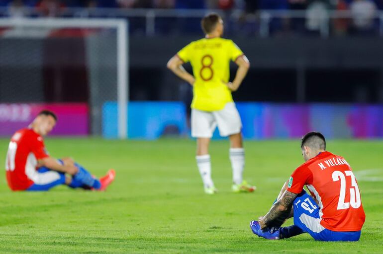 Mathías Villasanti (d), futbolista de la selección paraguaya, al final de un partido frente a Colombia por las Eliminatorias Sudamericanas al Mundial Qatar 2022 en el estadio Defensores del Chaco, en Asunción.
