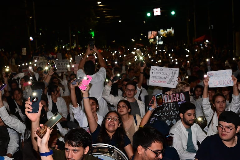 Miles de estudiantes universitarios, apoyados por jubilados, familiares y organizaciones sociales marcharon hasta las cercanías de Mburuvicha Róga el martes.