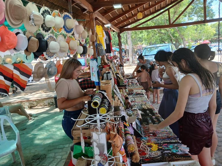 La feria de artesanía es uno de los espacio más concurridos por los turistas.