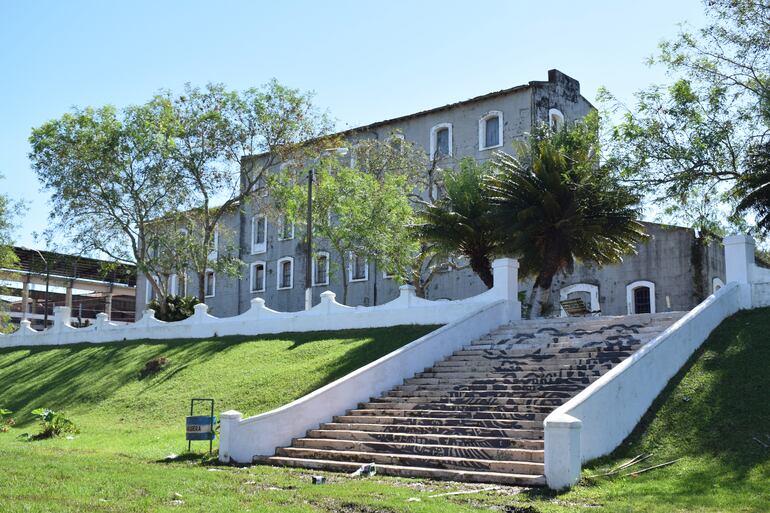 Plazoleta del barrio Estación adornada por edificios históricos. 