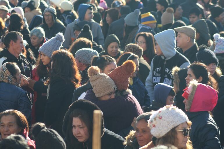 A pesar del frío, miles de personas asistieron a la misa de las 07:00 en la Basílica de la Virgen de los Milagros de Caacupé.