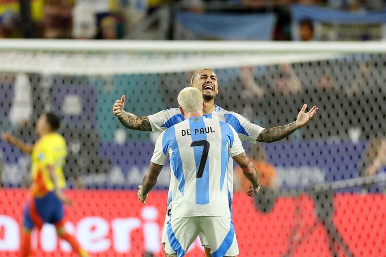 Los jugadores de la selección de Argentina celebran un gol en el partido frente a Colombia por la final de la Copa América 2024 en el estadio Hard Rock, en Miami, Estados Unidos.