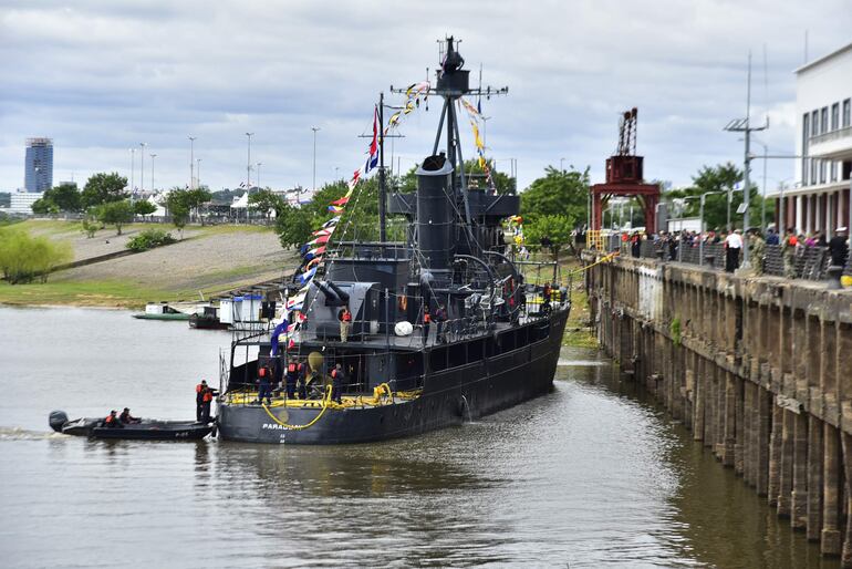 Una gran cantidad de personas forman fila para abordar el P-05 Itaipú de la Armada Paraguaya. 