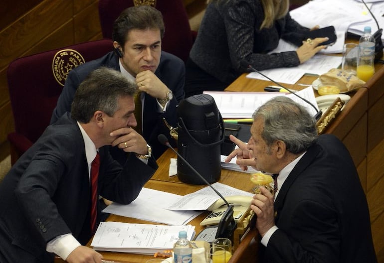 Foto de archivos de exsenadores colorados Enrique Bacchetta, Luis Castiglioni y Juan Carlos "Calé" Galaverna.