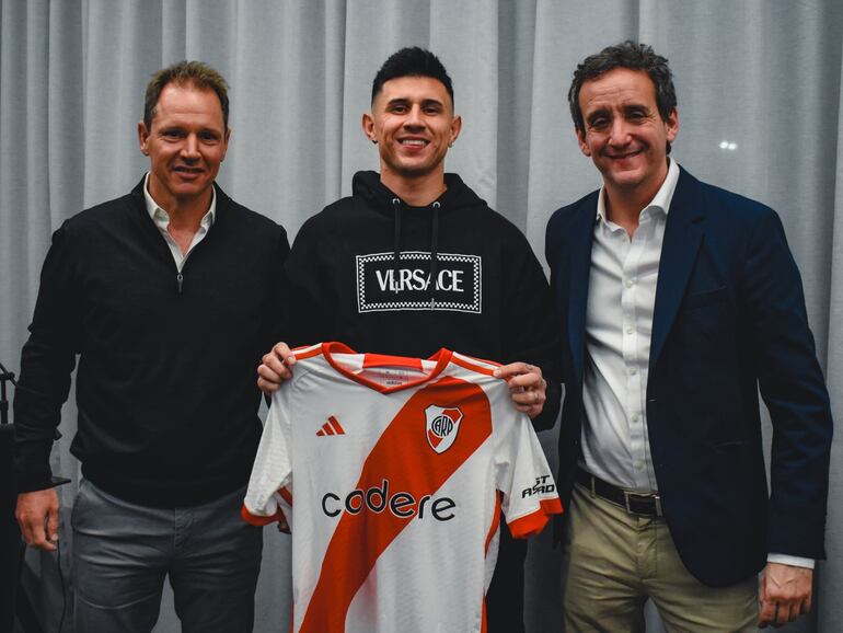 El paraguayo Adam Bareiro (c) en la presentación oficial como jugador de River Plate de Argentina.