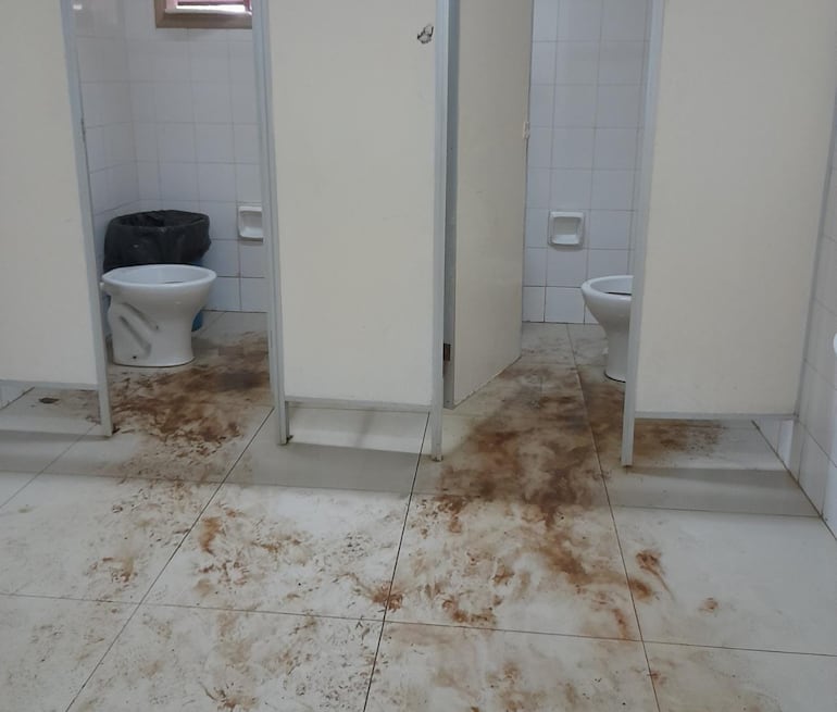 Denuncian que hace seis meses el sanitario de mujeres está inhabilitado en el Hospital Regional de Caacupé