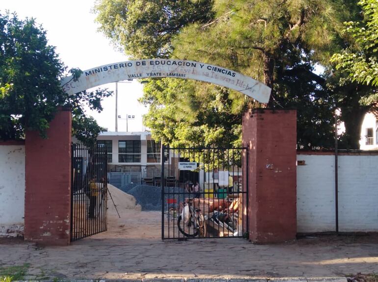 Obras inconclusa en la Escuela Talavera Richer de Lambaré.