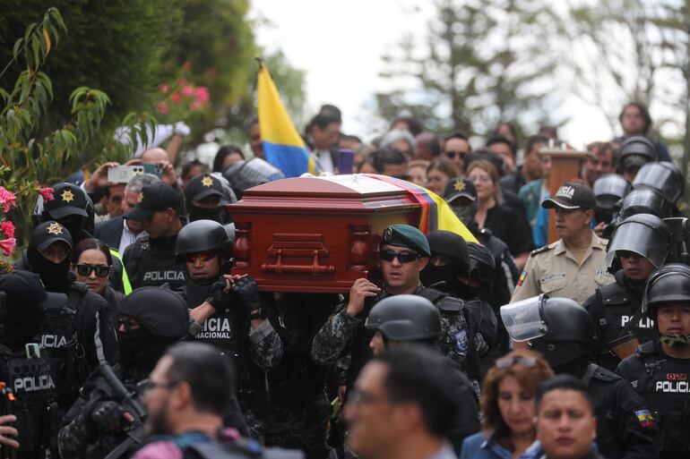 Miembros de la Policía cargan el féretro del candidato presidencial Fernando Villavicencio rumbo a su entierro hoy, en Quito (Ecuador). El féretro con el cuerpo de Villavicencio, el candidato a la Presidencia de Ecuador que fue asesinado el pasado miércoles, salió en un carro fúnebre acompañado de la familia rumbo al cementerio en el norte de Quito donde será inhumado este mismo viernes.