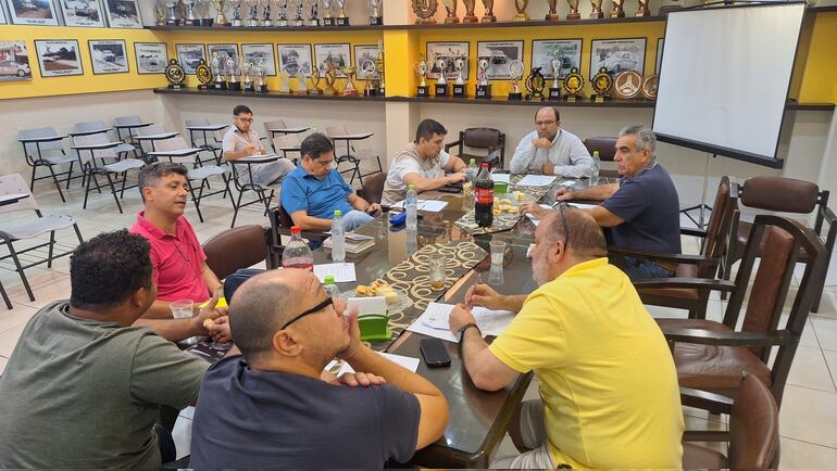 Reunión de directivos del Touring Club, del Centro Paraguayo de Volantes y pilotos de la F2.