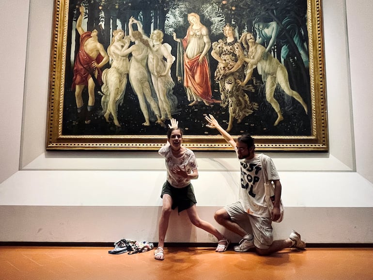 Activistas pegan con cola sus manos al vidrio de la Primavera de Botticelli en la Galería de los Uffizi en Florencia, julio de 2022 (Foto: Laura Lezza/Getty Images).