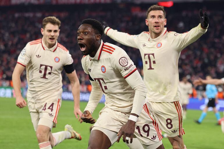 Alphonso Davies (19) anotó el gol que clasificó al Bayern Munich