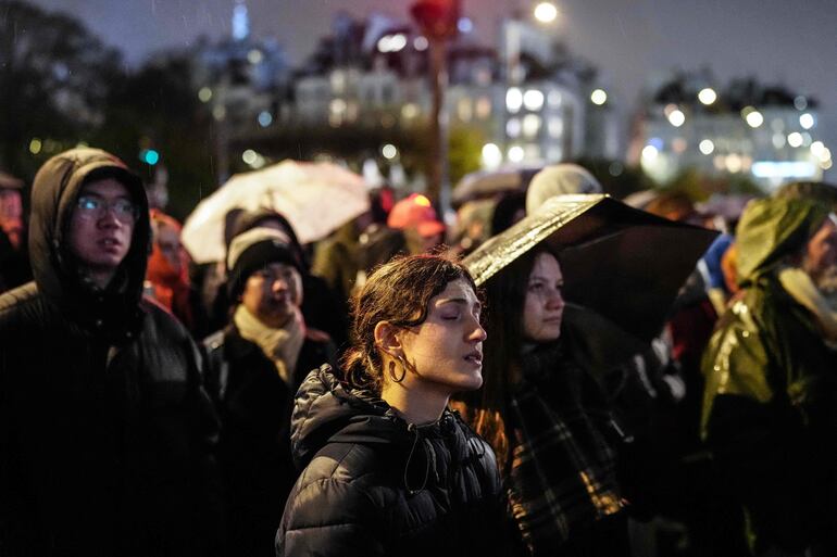 Miles de fieles acompañaron la reapertura histórica de la catedral de Notre Dame en París.