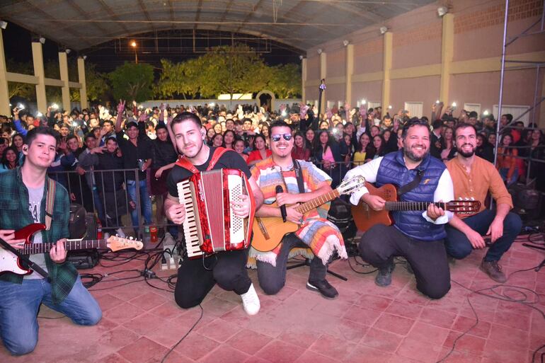 Roscer Díaz y su grupo realizando la foto oficial del festival Isla Susû.