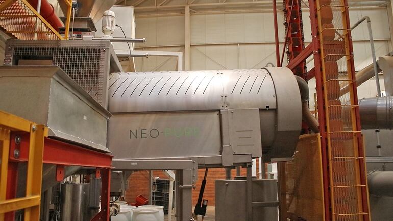 La máquina de Neo Pure trabaja combinando una solución líquida orgánica, con un sistema diseñado especialmente para el procesamiento de alimentos, como los granos de cannabis.